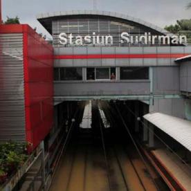 Selain Stasiun Tanah Abang, Stasiun Kereta Api Sudirman pun ikut terkena banjir.