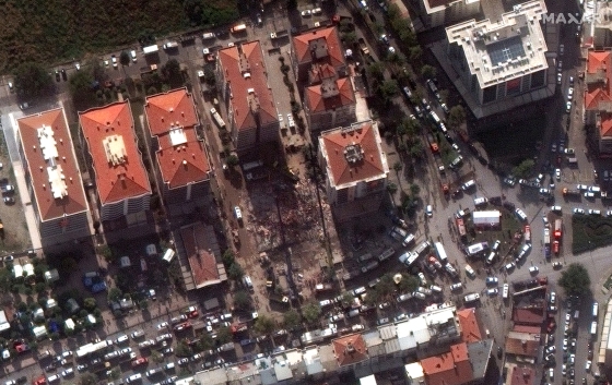 Citra Satelit WorldView-3 Memperlihatkan Bangunan yang Hancur Lebur di Wilayah Izmir, Turki, akibat Gempa Besar yang Mengguncang dengan Pusat Gempa yang Tidak Berada Jauh dari Wilayah Tersebut – Tanggal Perekaman 3 November 2020