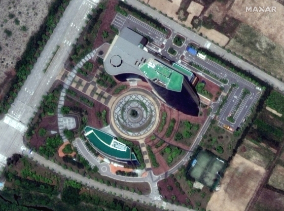 Citra Satelit Resolusi Sangat Tinggi dari Maxar Technologies Memperlihatkan Kondisi Kantor Penghubung antara Korea Utara dan Korea Selatan yang Berada di Kaesong Sebelum Terjadinya Ledakan